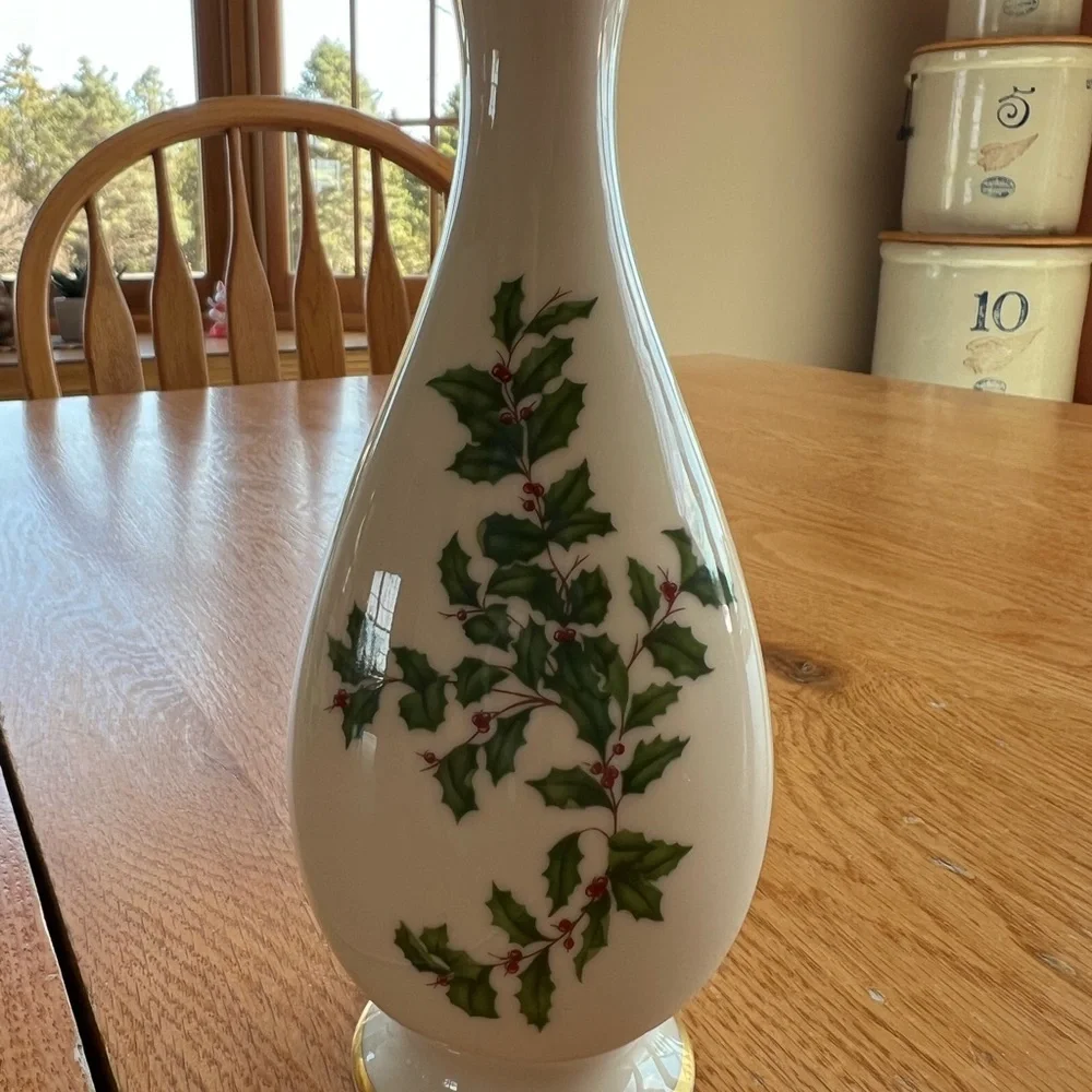 LENOX HOLIDAY Bud Vase Holly and Berries With Gold Rim 7 1/4